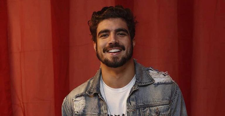 Ao lado de Giovanna Lancellotti, Caio Castro ironiza rumores de festas íntimas