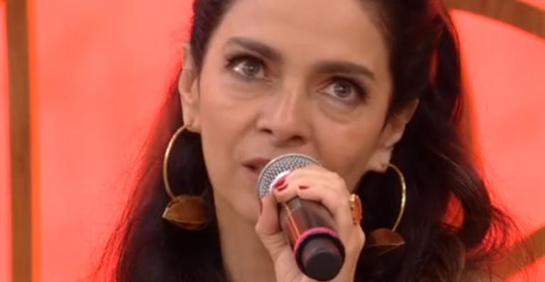Claudia Ohana dá show de sinceridade e reclama de crueldade dos especialistas do ‘Popstar’