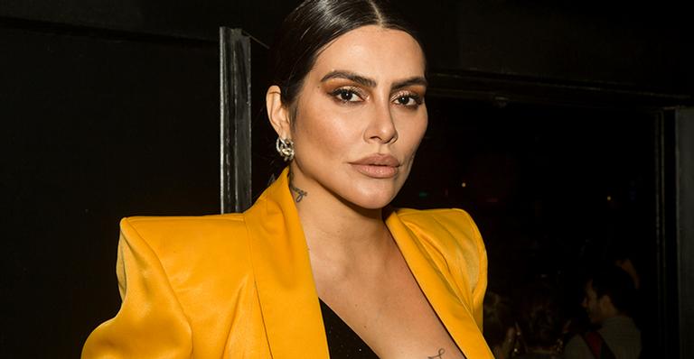 Cleo causa em evento badalado ao aparecer sem sutiã com look decotadíssimo