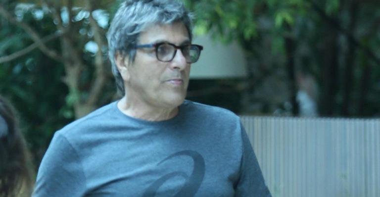 Evandro Mesquita faz raríssima aparição em passeio de mãos dadas com a esposa
