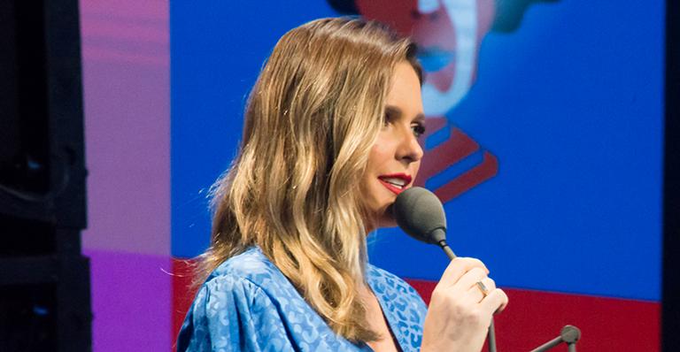 Fernanda Lima elege macacão soltinho na primeira aparição pública após ser mãe