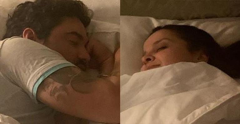 Fernando Zor e Maiara surgem dormindo ”separados” em foto que intriga fãs