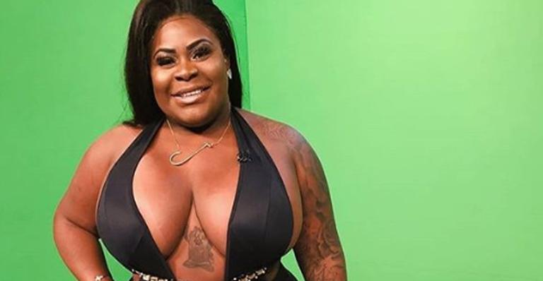 De legging justa, Jojo Todynho dá aula prática e ensina amiga a rebolar: ”Empina!”
