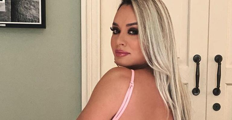 Juju Salimeni posa com vestido aberto e quase mostra o bumbum