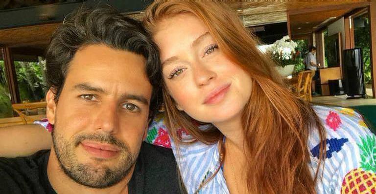 Marina Ruy Barbosa surge em clima de romance com o marido ao pôr do sol