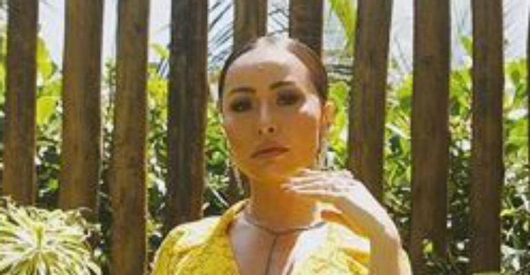 Sabrina Sato surge em vestido nada básico e detalhe curioso chama a atenção