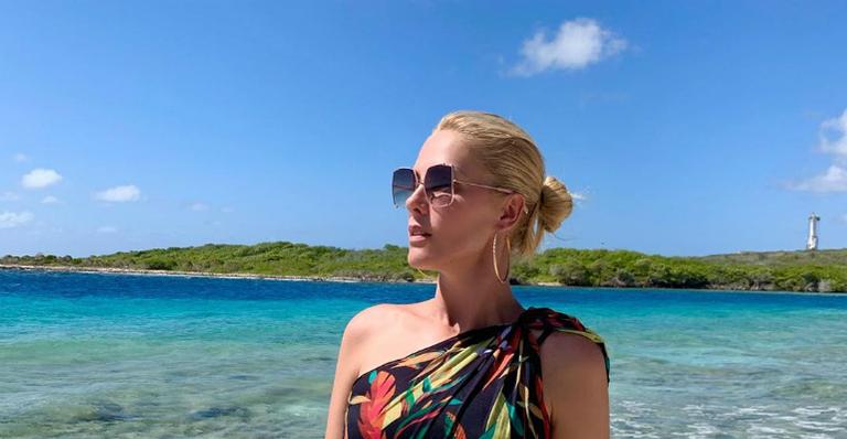 Ana Hickmann surge com modelo de biquíni exótico e fãs elogiam: ”Amei seu biquíni”