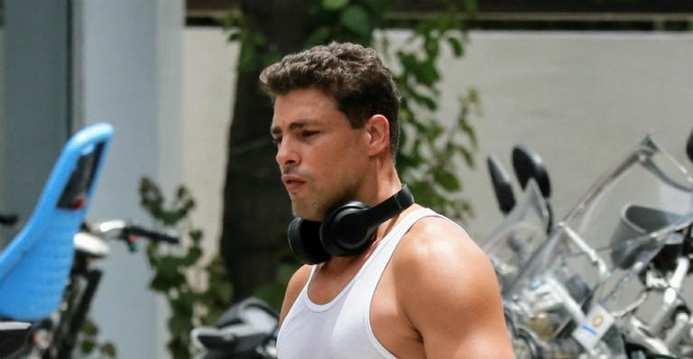 Cauã Reymond mostra boa forma após dia de academia no Rio de Janeiro