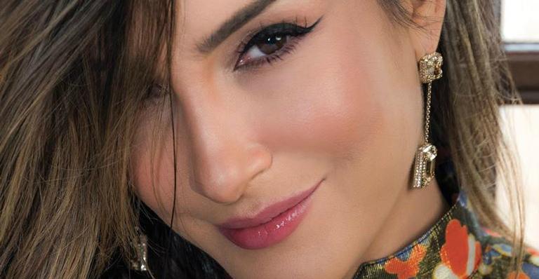 Claudia Leitte aparece com os cabelos mais escuros e surpreende: ”Coisa linda”