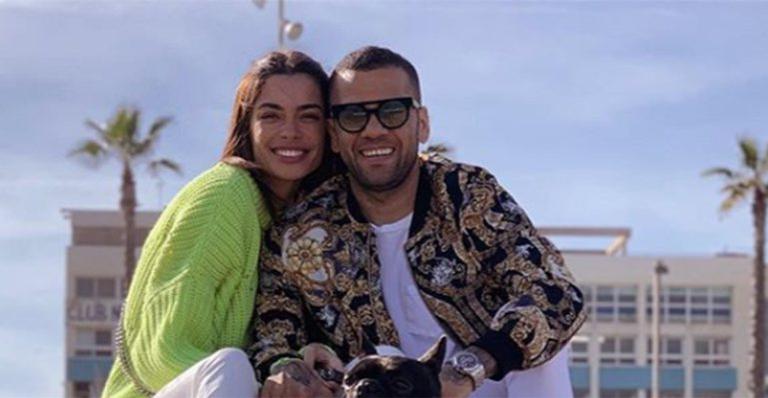 Daniel Alves e a esposa dançam juntinhos na chuva em São Paulo