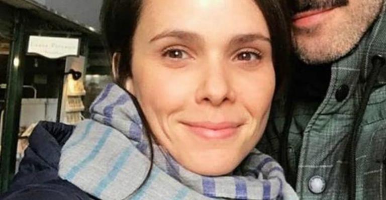 Débora Falabella posa agarradinha com novo namorado gato pela primeira vez