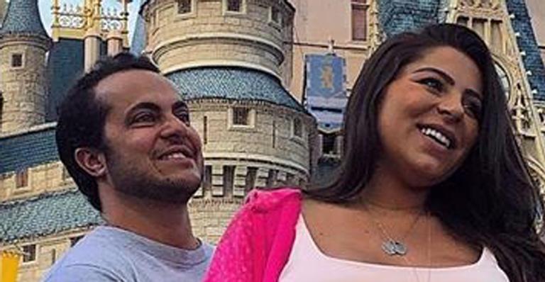 Grávida, esposa de Thammy Miranda posa de biquíni mínimo e mostra barrigão de 8 meses