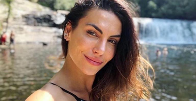Mel Fronckowiak exibe a barriga seca em foto rara de biquíni