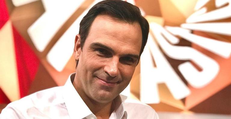 Tadeu Schmidt relembra visual do passado com look nada casual: “Do tempo que era cabeludo”