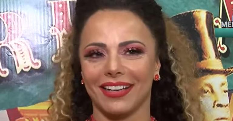 Solteira aos 44 anos, Viviane Araújo diz que não se preocupa: ”Tenho meus amigos”