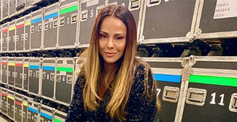Viviane Araújo renova o visual e surge com o cabelo cacheado