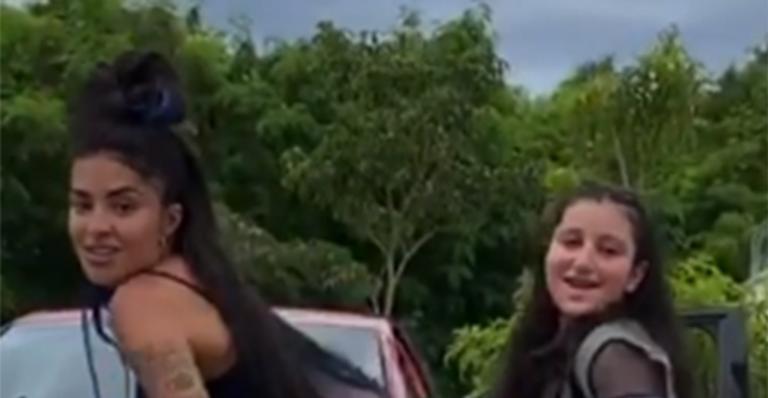 Aline Riscado dança funk e rebola muito com a irmã caçula em vídeo ousado