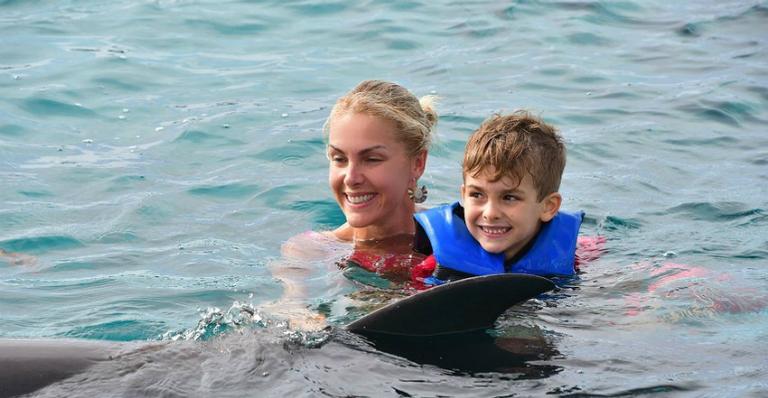 Ana Hickmann realiza sonho do filho de conhecer animais marinhos: “Grande sonho”