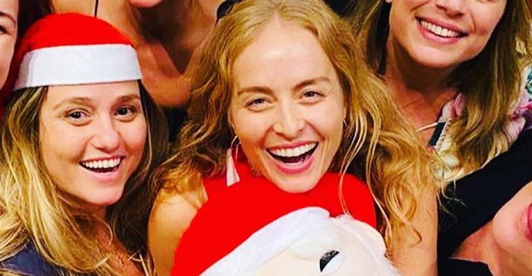 Angélica reúne as amigas aos pés de sua árvore de Natal gigante: ”Já estamos no clima”