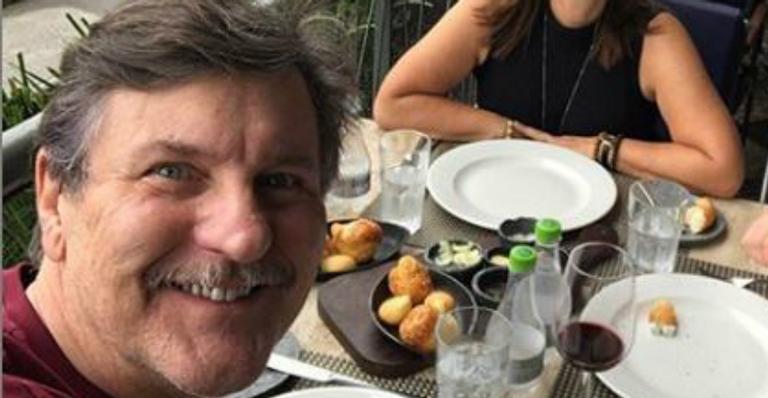 Aniversariante, Antonio Calloni faz rara aparição com a família e semelhança com filho impressiona