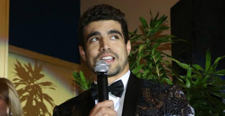 Caio Castro recebe prêmio de ‘Melhor Ator’ e repete discurso de Anitta