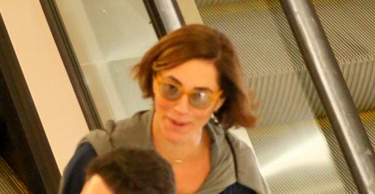 Christiane Torloni faz raríssima aparição com o filho e o neto em shopping no Rio