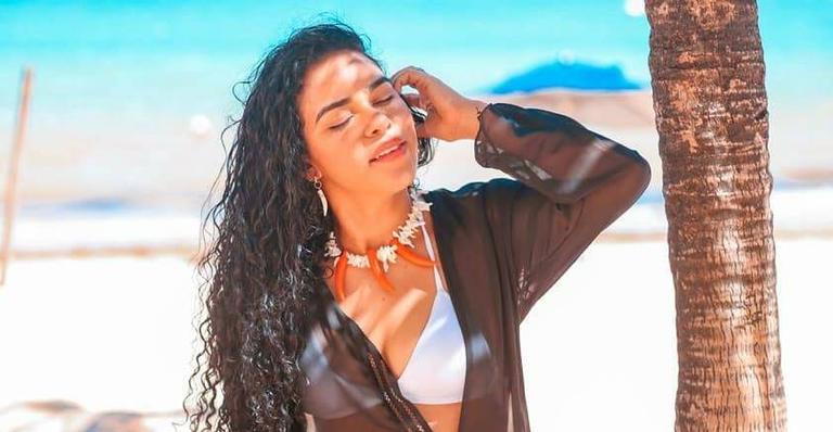 Ex-BBB, Elana Valenária posa de biquíni ostentando a boa forma e seguidores elogiam: ‘Musa demais’