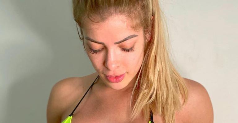 Ex-BBB Jaqueline Grohalski quase mostra demais ao exibir marquinhas de bronzeado
