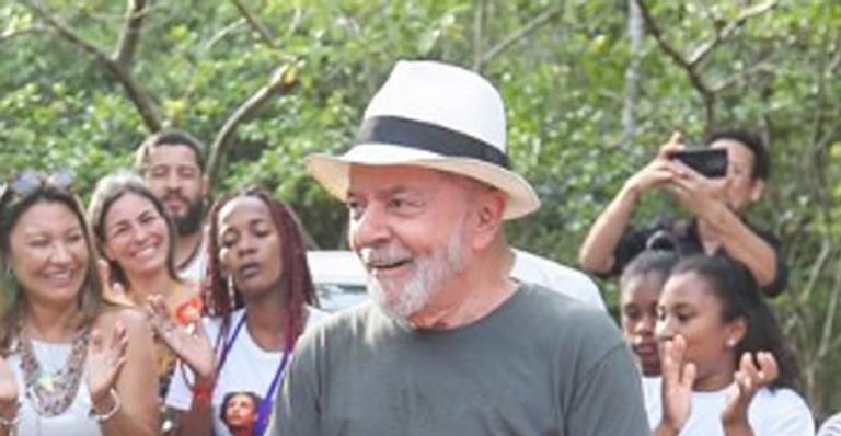 Ex-presidente Lula se empolga e dança ao lado da namorada em vídeo na web