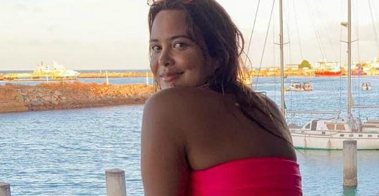 Com bumbum empinado, Geisy Arruda posa de biquíni fio-dental e seguidor pergunta: ”Por quilo ou à la carte?”