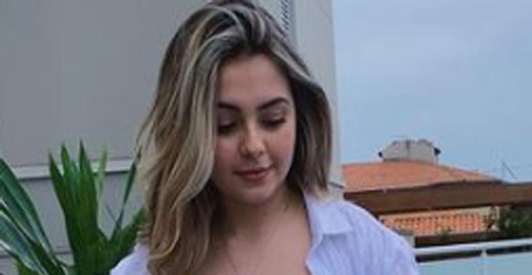 Klara Castanho passa o dia na piscina: ”Me processe por estar bonita demais”