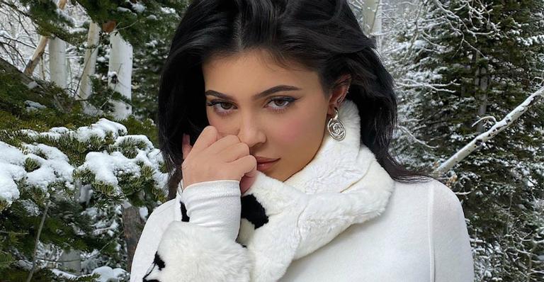 Kylie Jenner sensualiza na neve com macacão coladíssimo