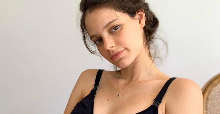 Laura Neiva exibe barrigão de grávida de oito meses e fãs se derretem