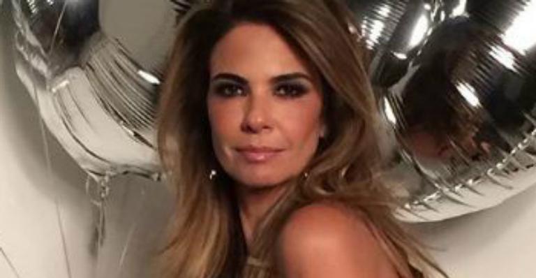 Luciana Gimenez surge com maiô ousado em clima de final de ano: ”Feliz festas”
