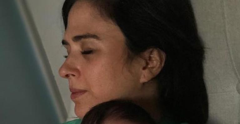 Tatá Werneck publica foto em que o rostinho da filha aparece bem de pertinho e traços intrigam fãs