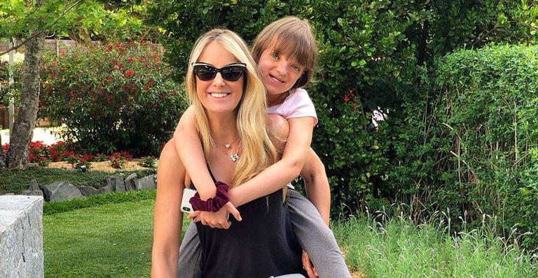 Ticiane Pinheiro se emociona ao ver a filha, Rafaella se apresentando na escola