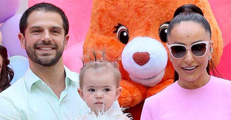 Aniversário de Zoe Sato tem bolo de cinco andares inacreditável; veja fotos