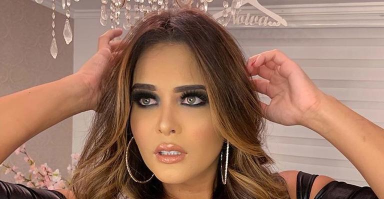 Geisy Arruda posa eu seu apartamento com vestido de couro e decote além do limite