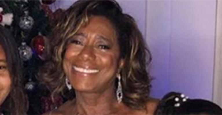Gloria Maria reúne as filhas em foto e comemora recuperação: ”Renascendo”