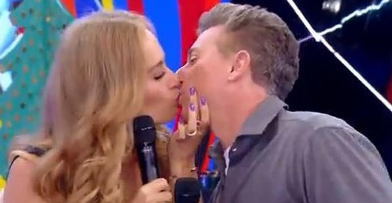 Angélica tem atitude ousada e dá beijão em Luciano Huck no ‘Caldeirão’