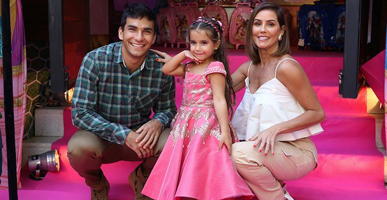 Deborah Secco recria conto de fadas para comemorar quarto aniversário de Maria Flor