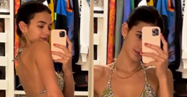 Bruna Marquezine exibe corpo definido ao posar de biquíni no closet de sua mansão