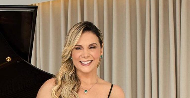 Carla Perez posa com look luxuoso e exibe detalhes da decoração de sua mansão