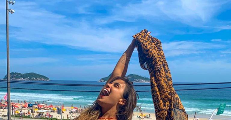 Carol Peixinho não se segura, tira a roupa em sacada de hotel e exibe corpo perfeito