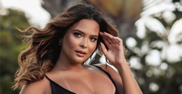 Geisy Arruda posa com carrão de luxo e vestido minúsculo que marca cada detalhe de seu corpo