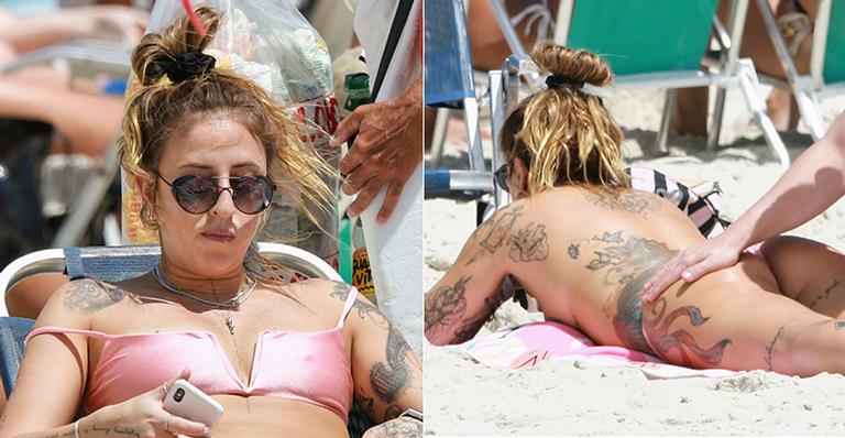 Jennifer Bifão causa, tira a parte de cima do biquíni e exibe corpão em dia na praia