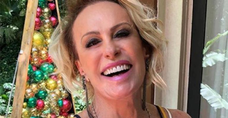 Ana Maria Braga faz tatuagem com o nome do novo namorado no braço