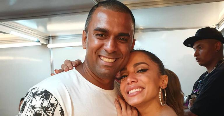 Anitta recebe declaração do irmão evangélico: ”Você é inspiração”
