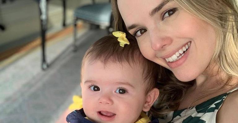 Após levar a filha para tomar vacina, Thaeme se diverte: ‘Não chorou pela primeira vez’