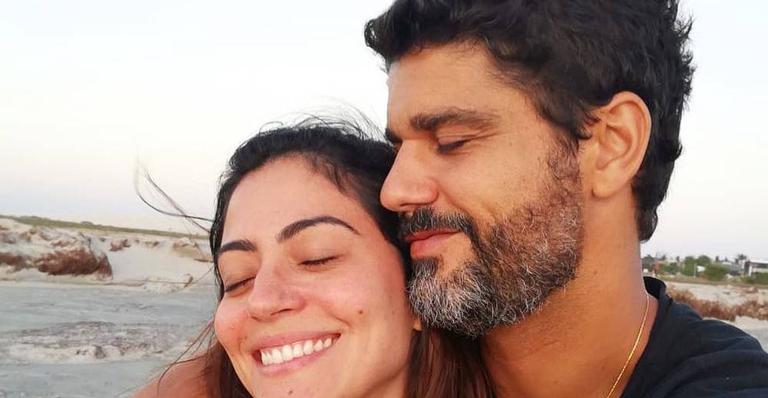 Carol Castro posa sorridente em clique e Bruno Cabrerizo diz: ‘Pra combinar com o meu sorriso’
